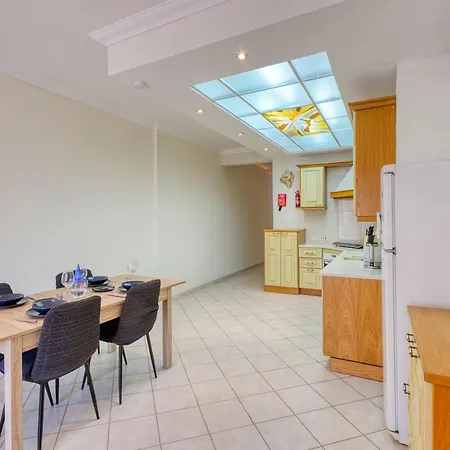 2br Stay, Steps From Sea & Ferry By 360 Estates アパート