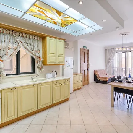 アパート 2br Stay, Steps From Sea & Ferry By 360 Estates スリーマ